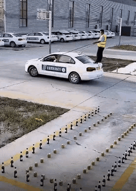 就学员那刹车的力度，一脚能把教练射出去