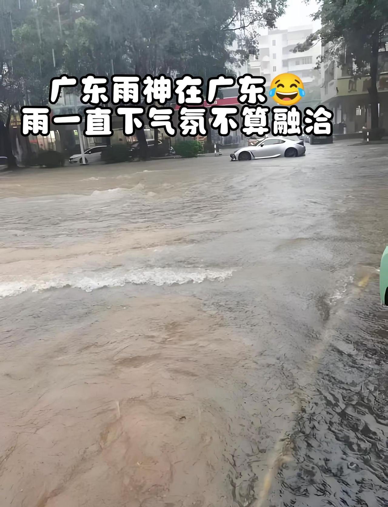 广东暴雨深圳珠海中山深圳珠海。大暴雨引发的水漫大街横栏古镇雨一直下，气氛不
