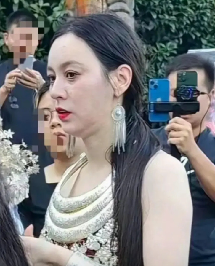 这是哪个砍脑壳的拍的我女神唐艺的未修图的照片？网红一姐唐艺的真实模样是这样子的吗