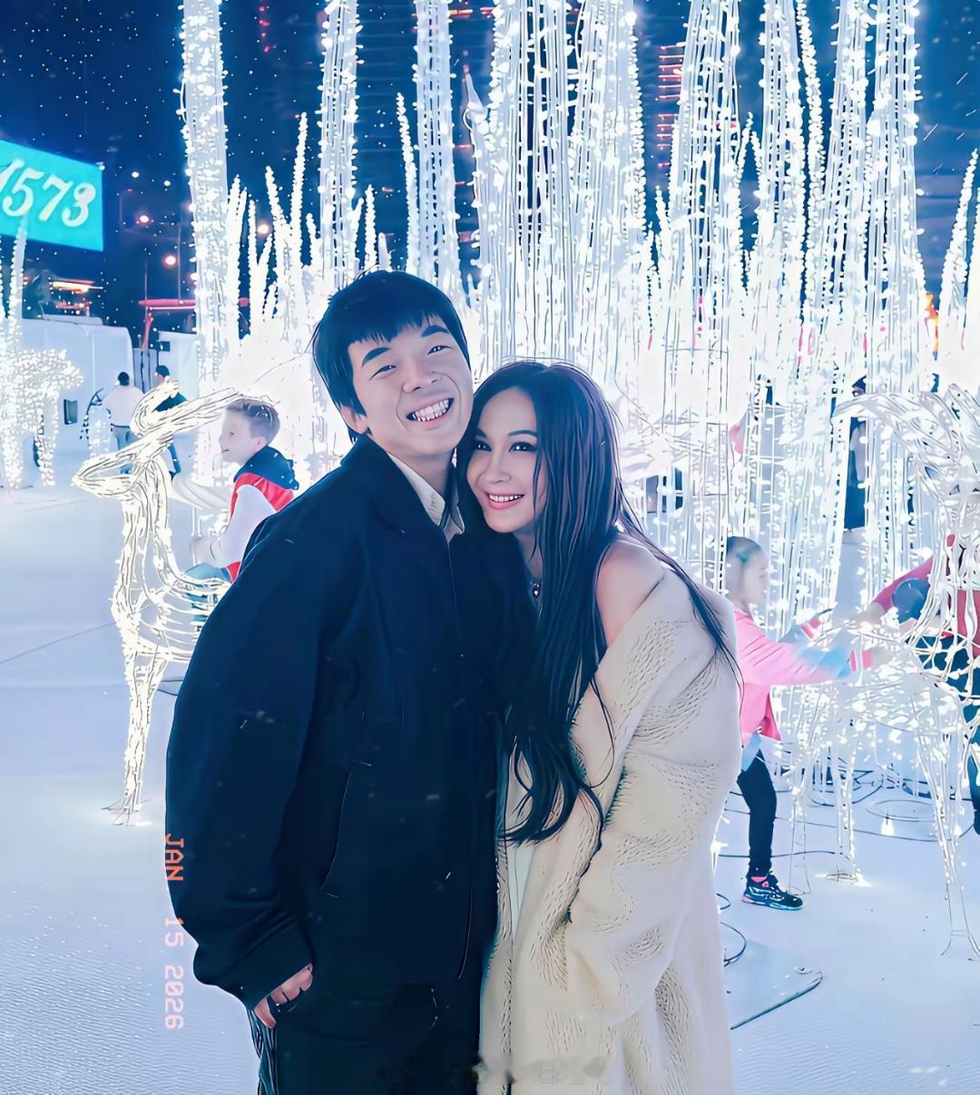 温碧霞是真不怕老寒腰啊！人到中年的女人都开始养生，尤其是注重保温保暖，害怕肩颈