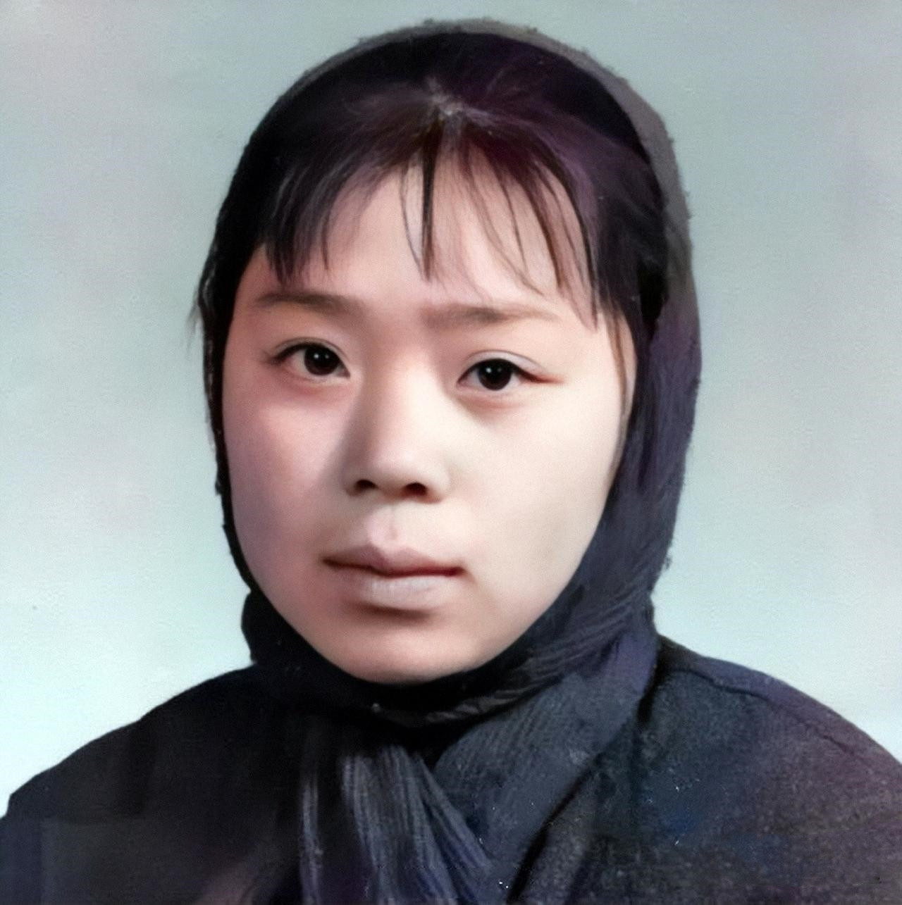这个面相温和，双眼皮，裹着头巾的女孩名叫张玫瑰。她出生在牡丹江边一个叫“赤玫火笼