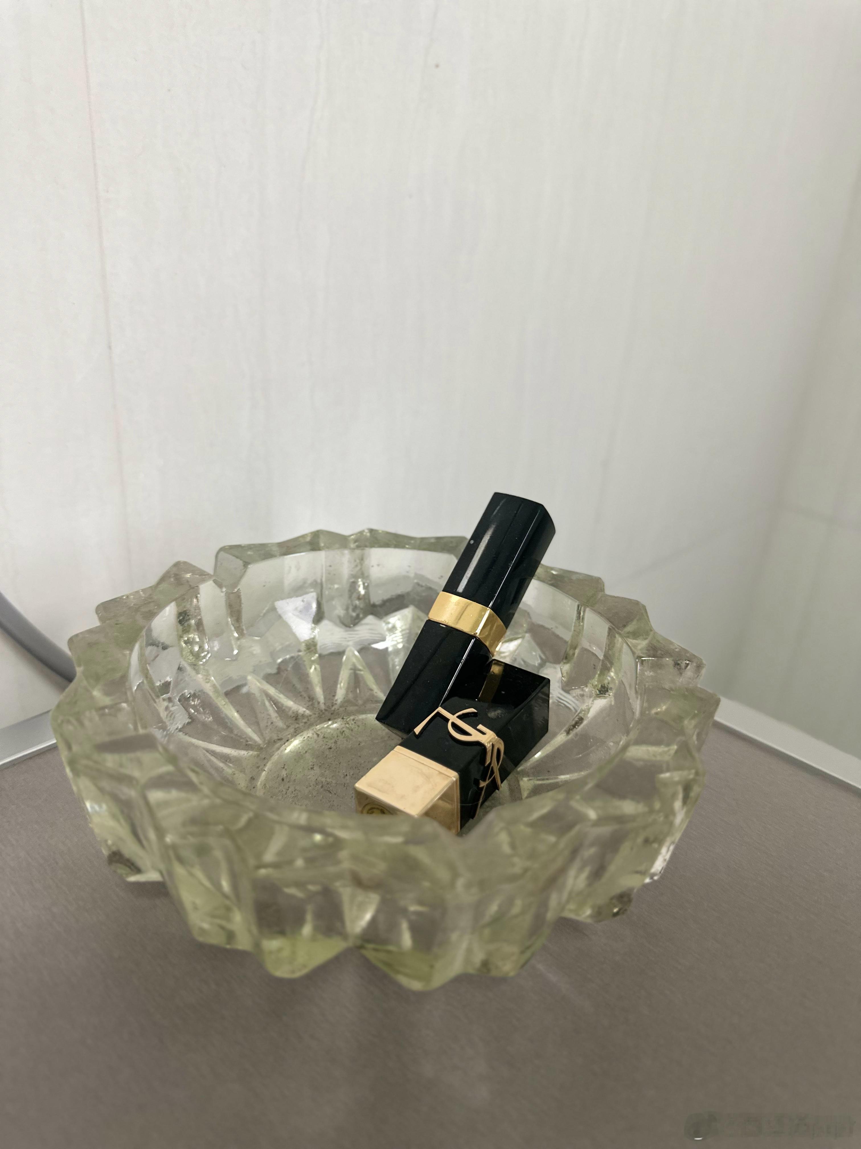 看我妈把口红放在烟灰缸了，应该是为了防止小猫推下去，但总感觉很有腔调，谁懂哈哈哈