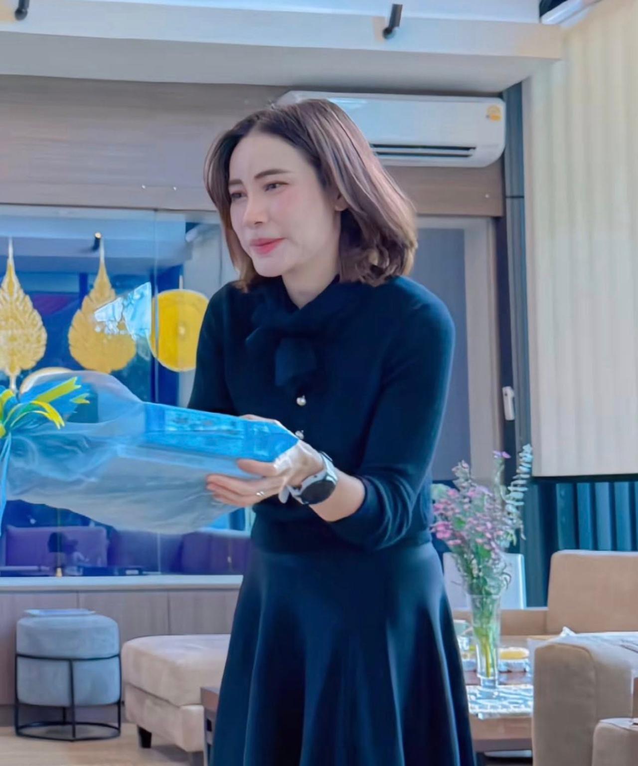 诗妮娜携提帮功返回德国！无缘访华之旅2025年11月9日，诗妮娜贵妃携提帮功王