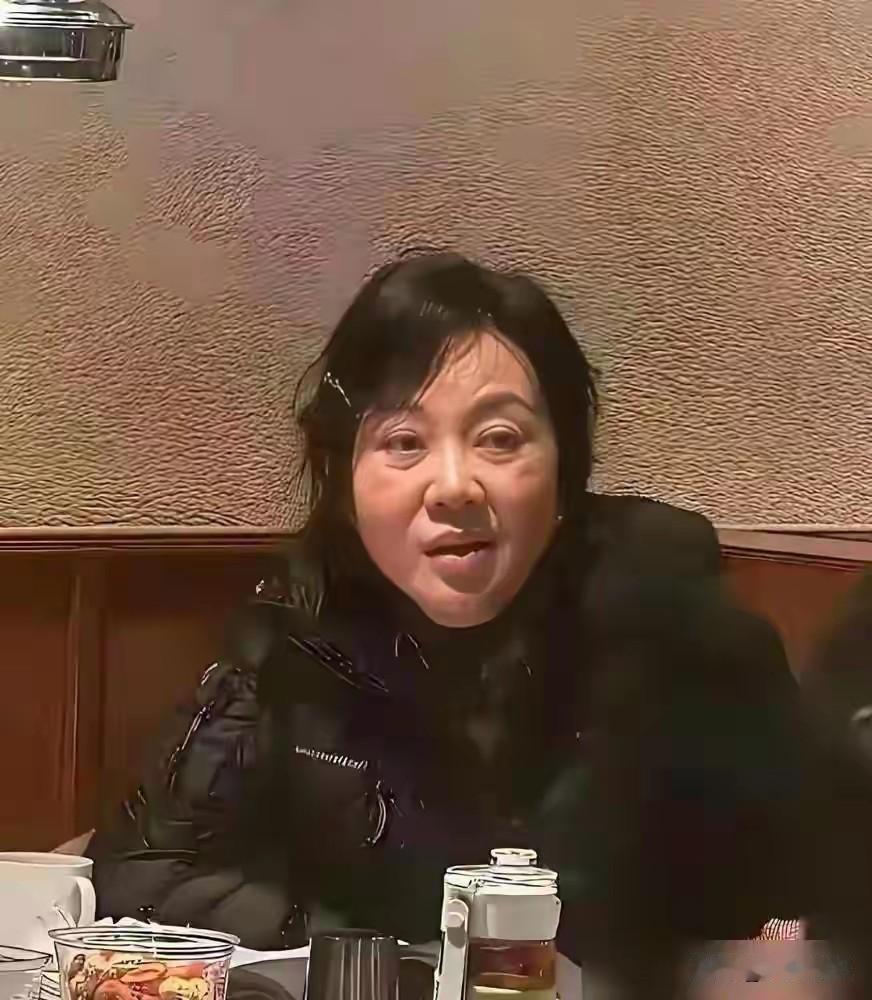 刷到闫妮素颜吃火锅上热搜，真心觉得离谱。几张偷拍原图，眼袋、法令纹清晰可见