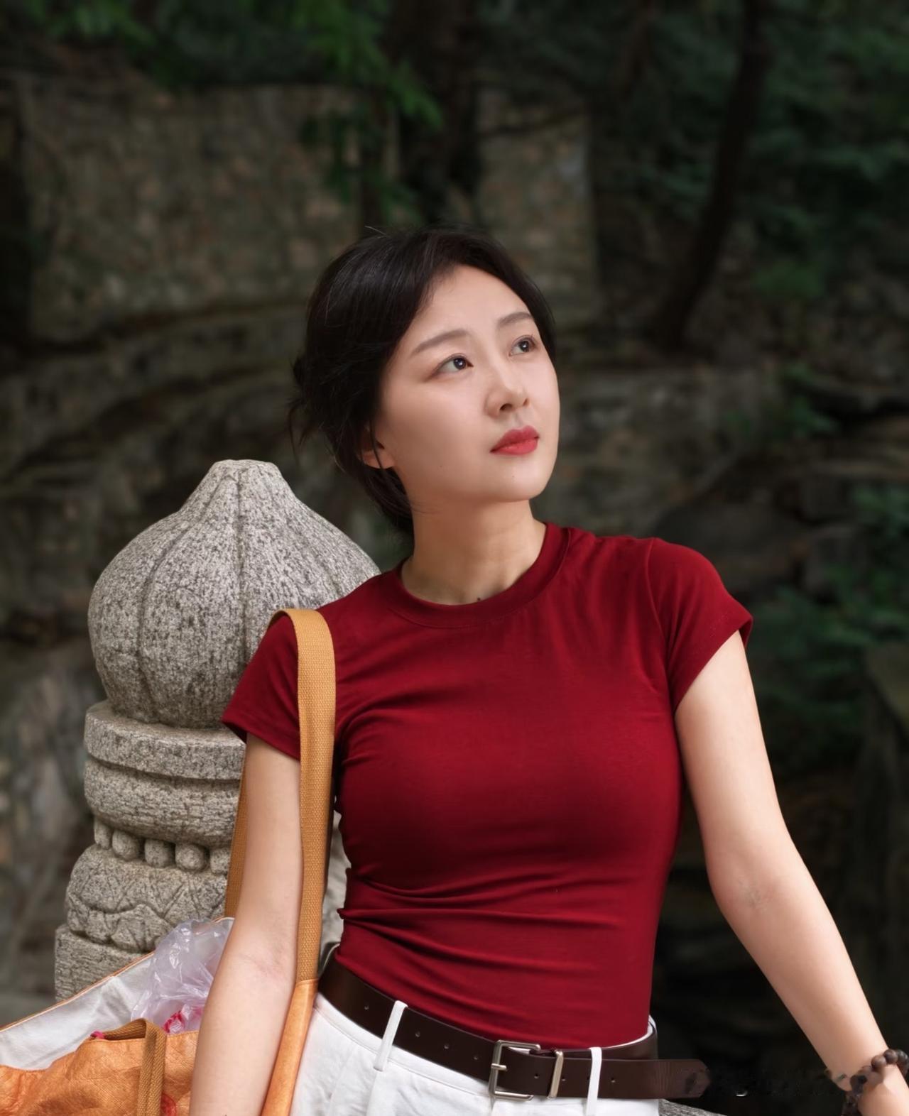 点绛唇·山隅红衫古石幽林，朱衫一抹清风透。眼波轻溜，漫向云山瞅。静