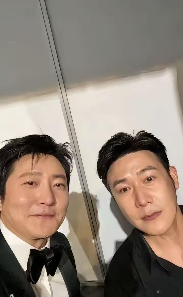 陆毅在领奖台上喊话郭京飞他这一嗓子喊的让很多女性都羡慕他们两个的丈母娘