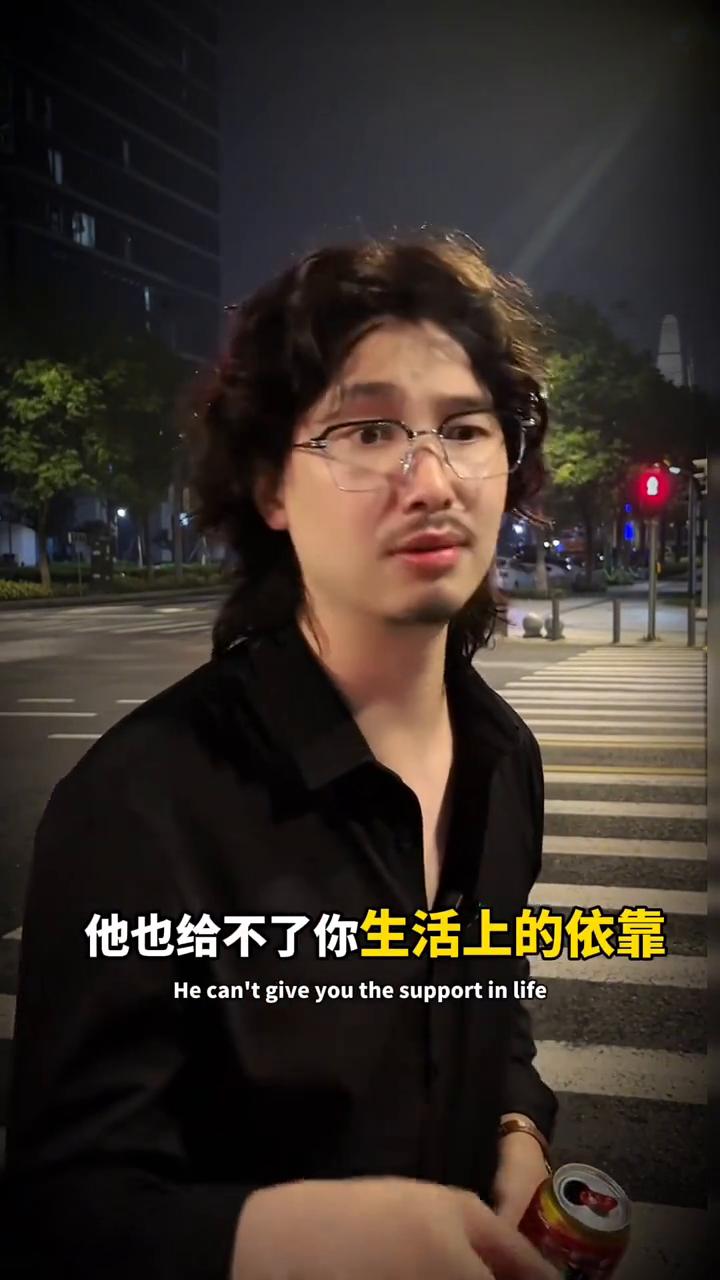 远离给不了你帮助的男人。放弃一个给不了你任何帮助的男人，这绝对不是什么绝情，而