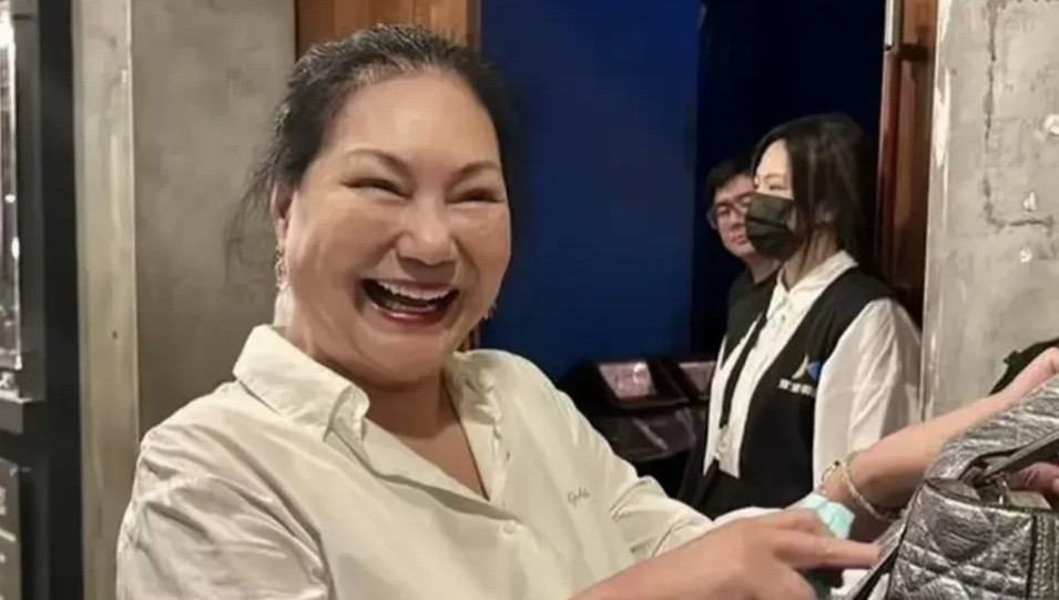 大S这一辈子活得值不值？你说她有钱，没错。但她活着是为了谁？爸妈老了要孝顺吧