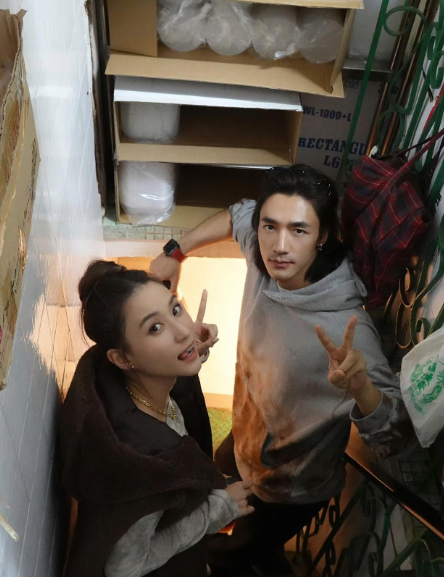 何超莲发文啦，配图不是老公窦骁哦，看来她和某朋友关系超友好呀，引发不少猜测呢！