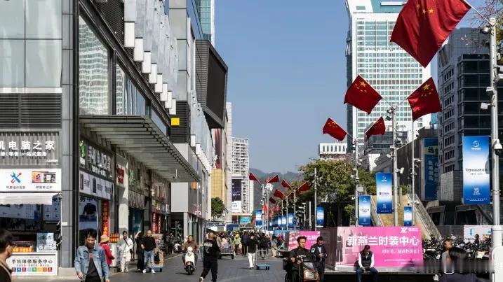 外媒财经网报道：中国第四季度经济增长放缓至4.5%，为近三年来最低，因消费低于预