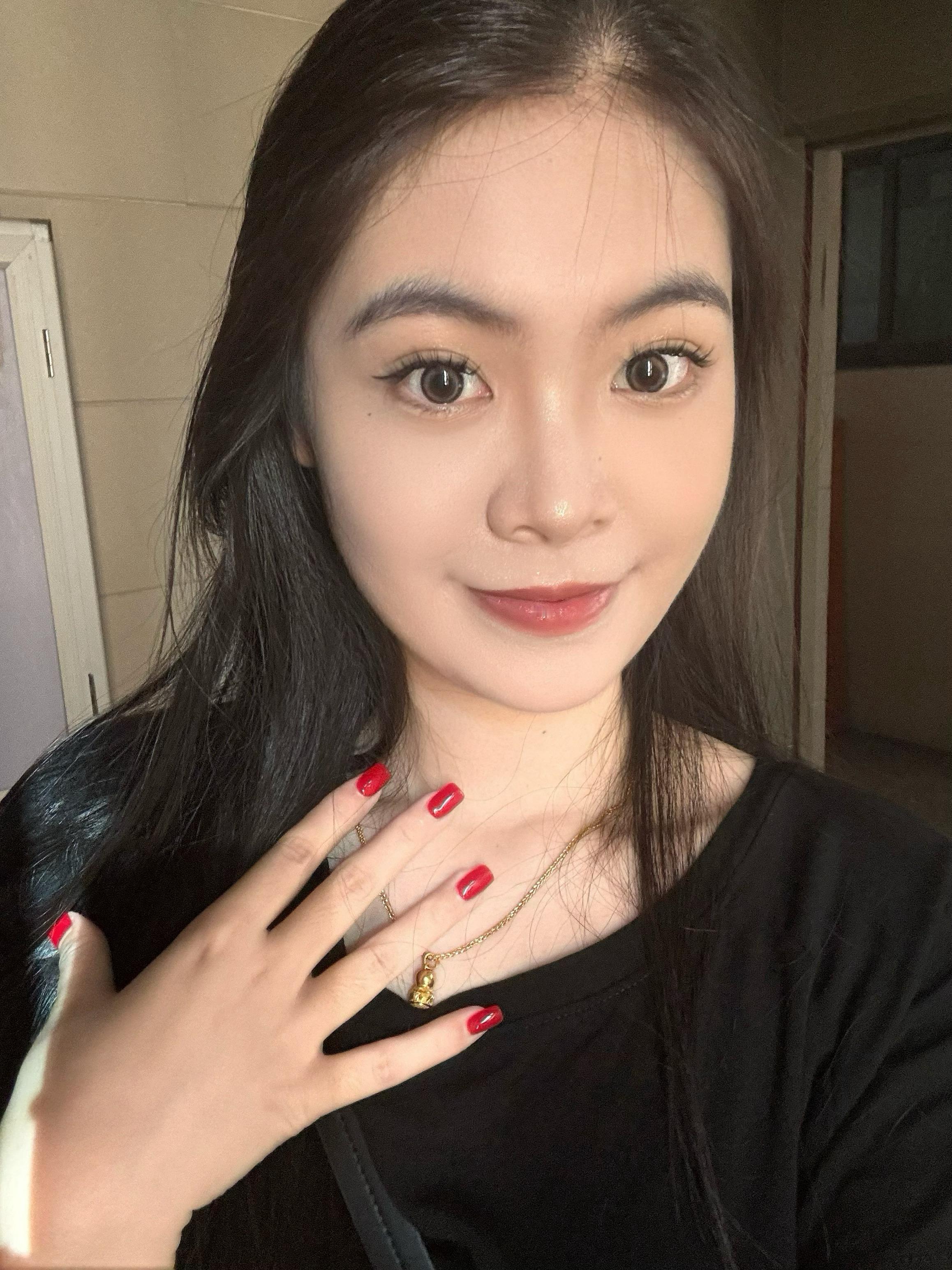 这个美甲真的越看越喜欢啊啊啊快多出去拍照好吗​​​