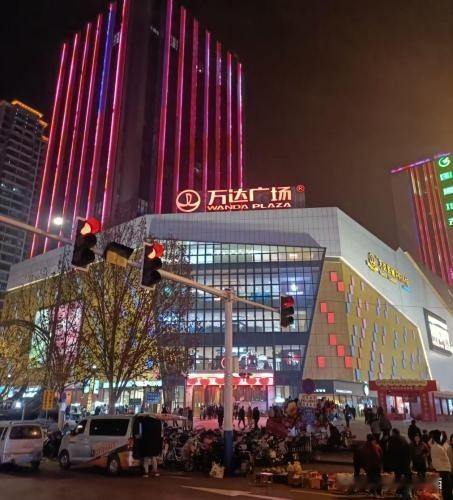石家庄长安万达广场，也不知怎么回事，突然就全黑了，可街上别的楼却安然无恙。当时里
