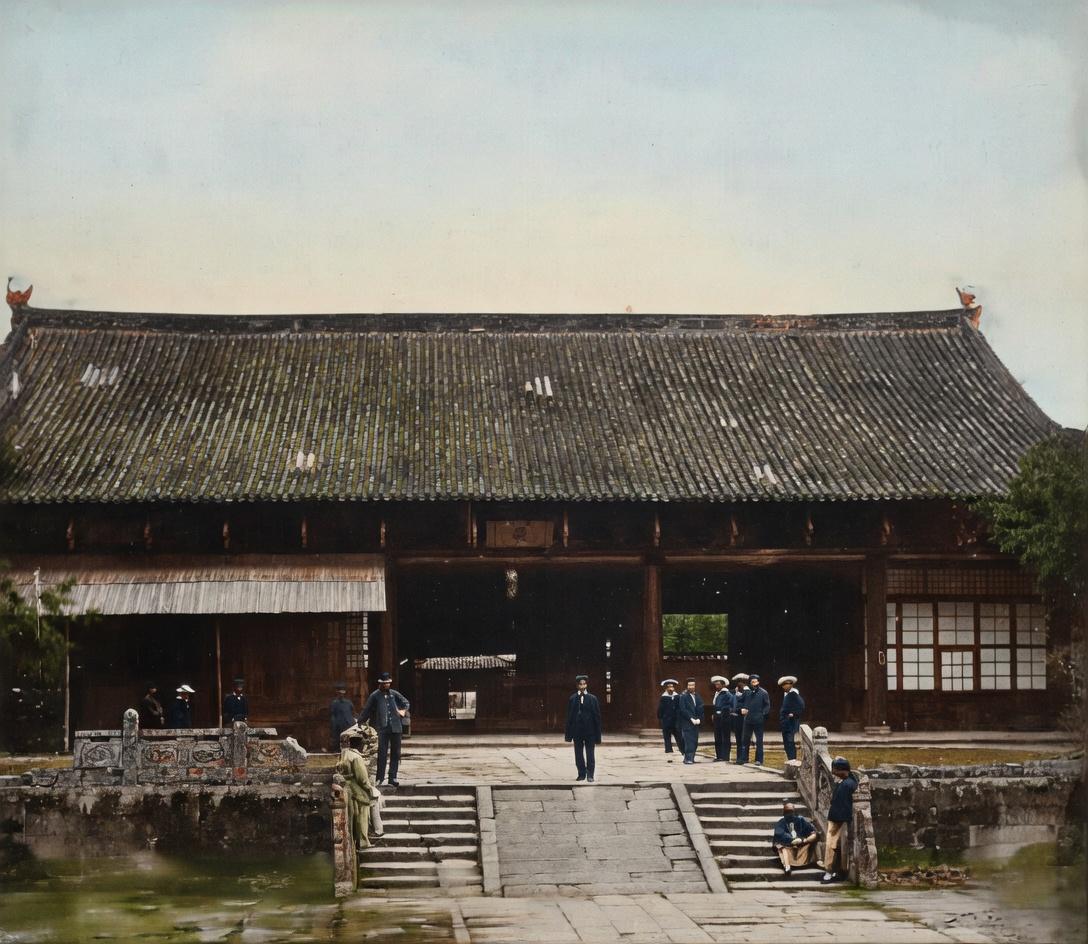 这张老照片，是第二次鸦片战争期间，英军占领广东将军府的现场。台阶与门前站着多名