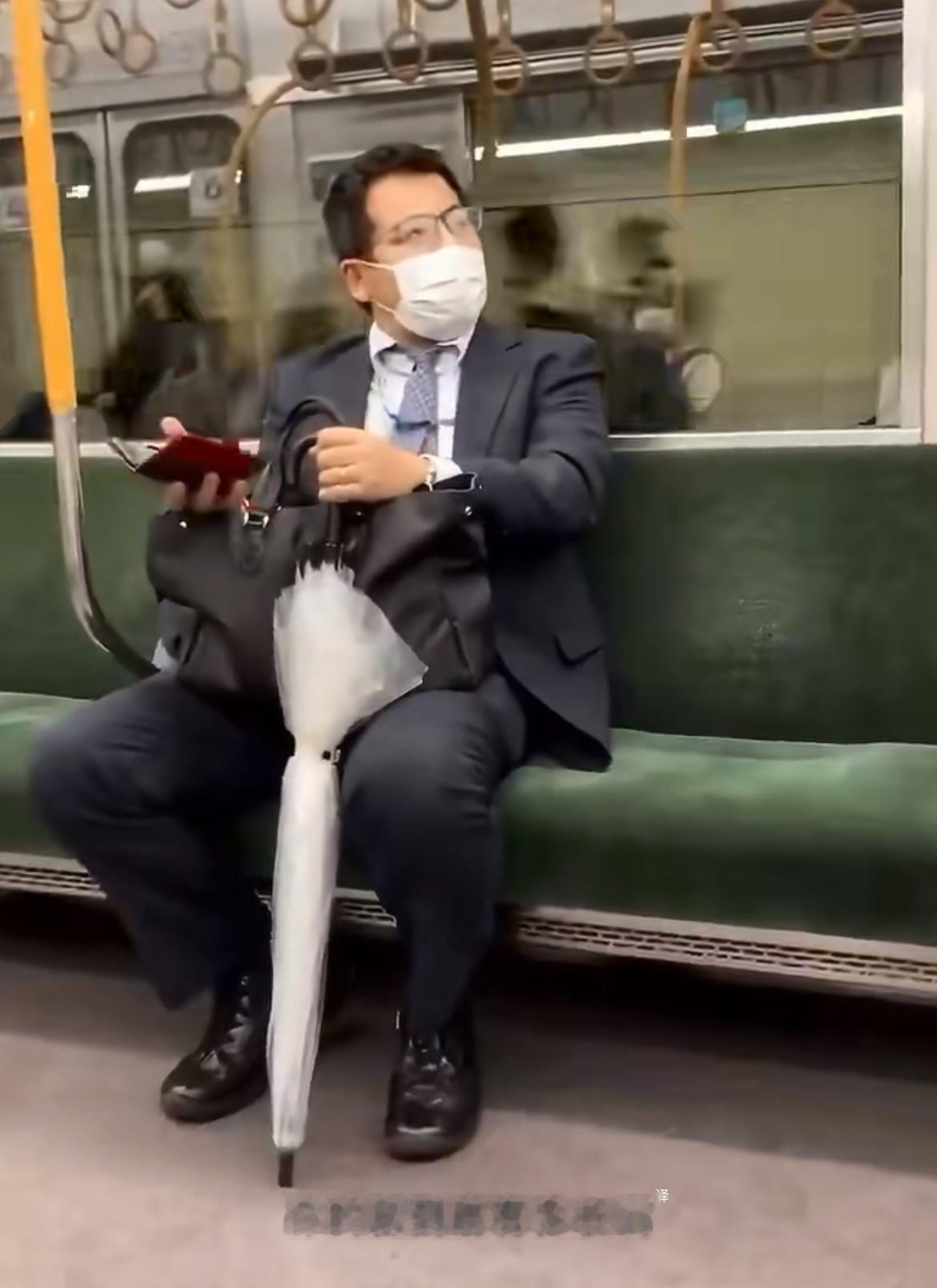 戴眼镜的日本大叔差点被绊倒，却因大声说话被其他乘客声讨“你是中国人吧”眼镜大