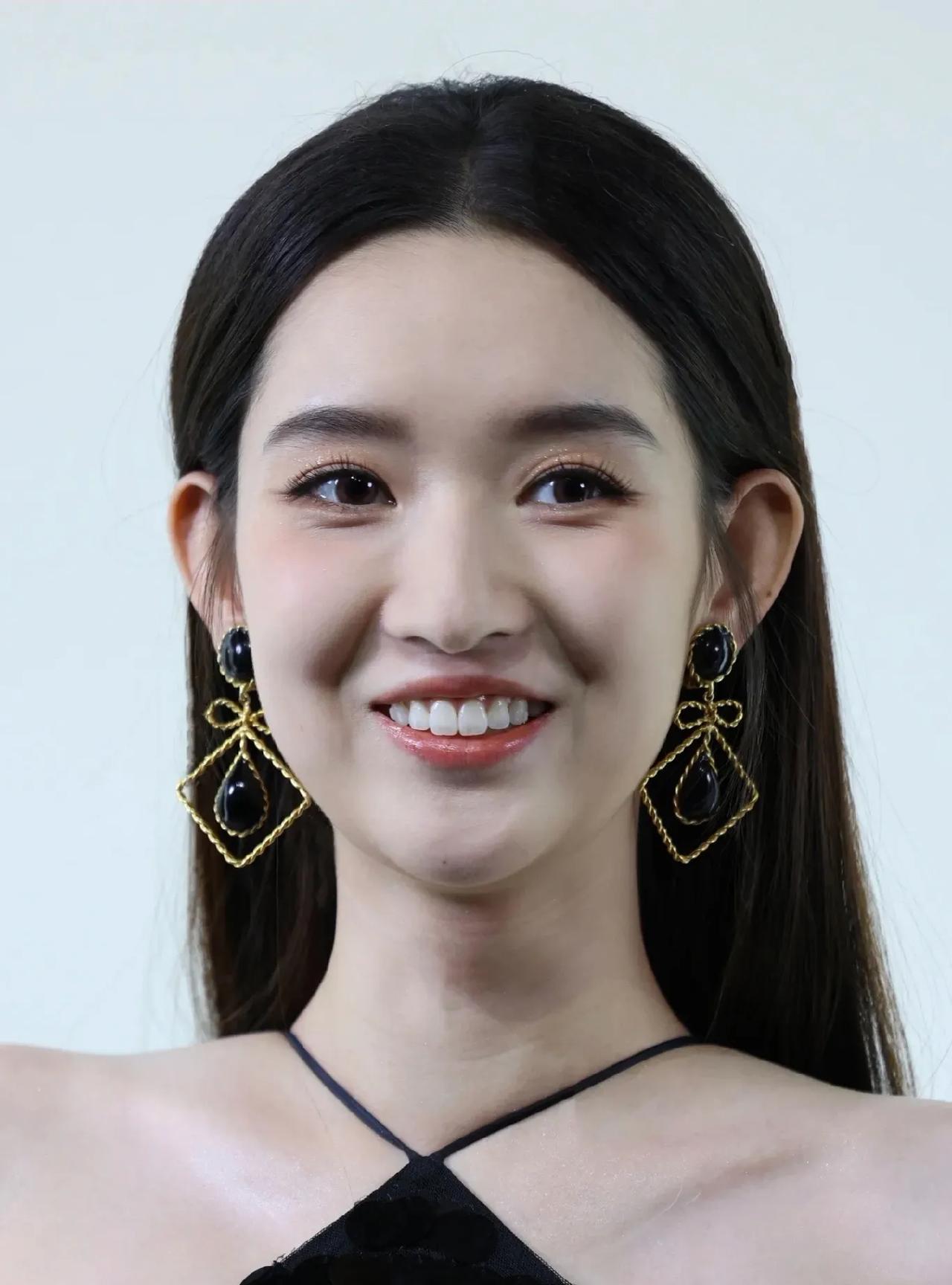 王玉雯高清生图，笑起来有点怪，不笑的时候像芭比娃娃，身材好好。#王玉雯写真#