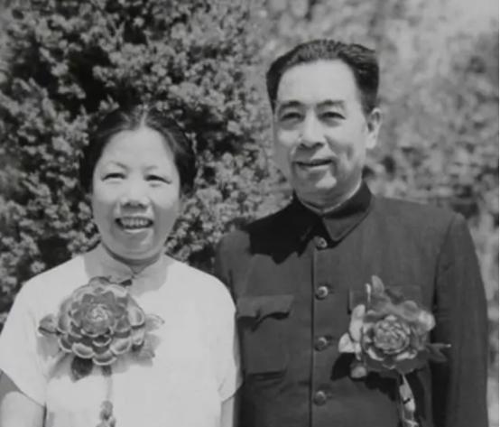 邓颖超被任副委员长，毛主席已点头同意，周总理为何将任职文件悄悄藏起？1974年