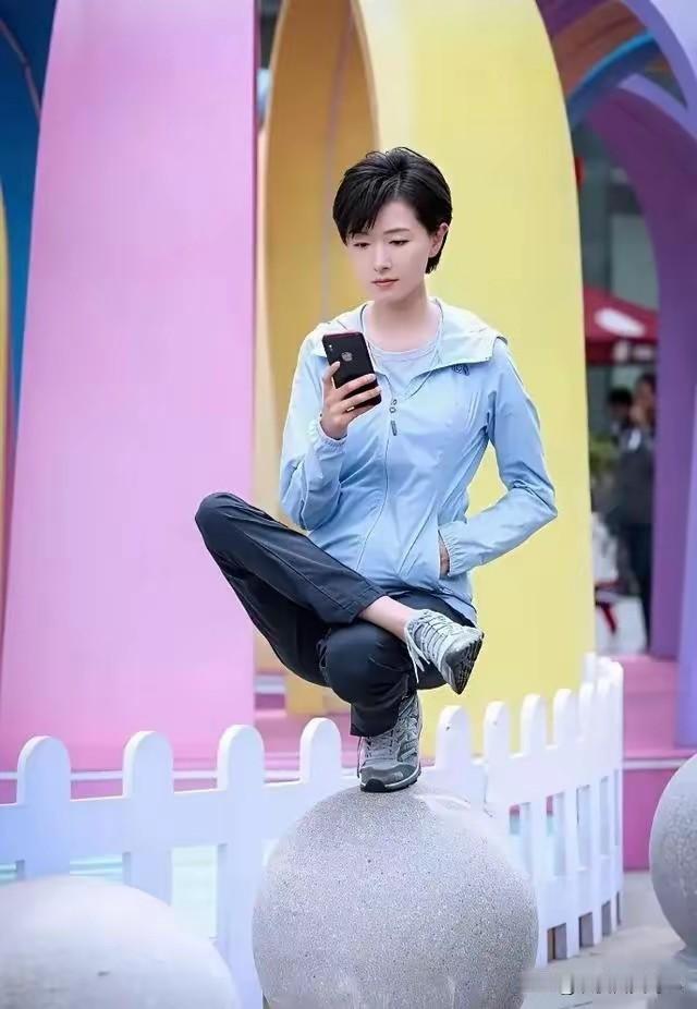 有人说她后面有靠有人说无靠。我觉得，若无靠，她坐不稳。你说呢？