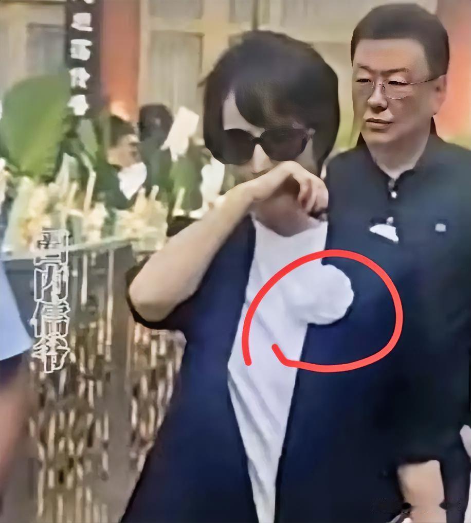 敬一丹追悼会，哭的最伤心的不是丈夫，不是女儿，而是戴着墨镜遮住眼睛不露面的她。
