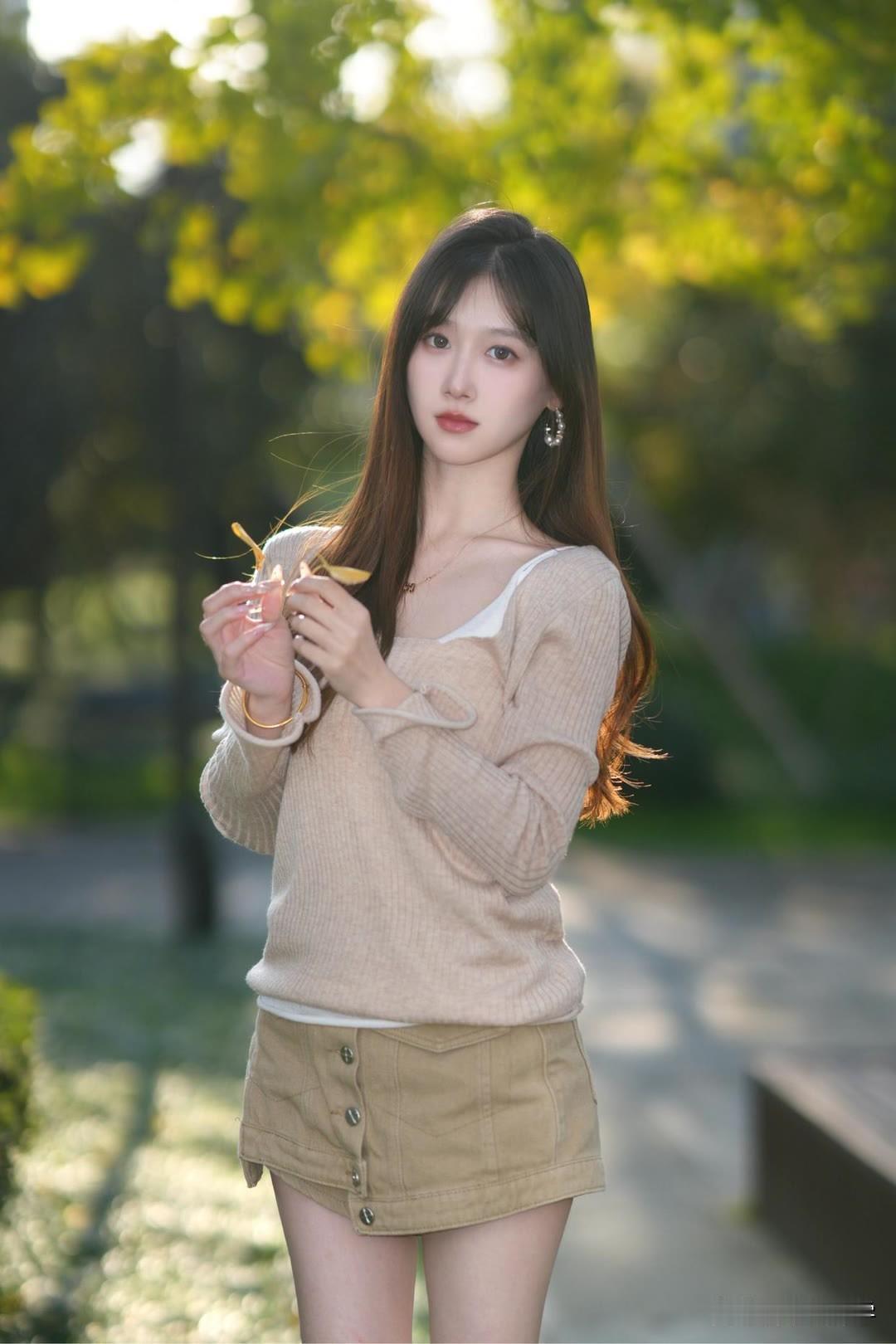 秋日暖阳下的少女，温柔与优雅并存。阳光白裙少女秋日少女照