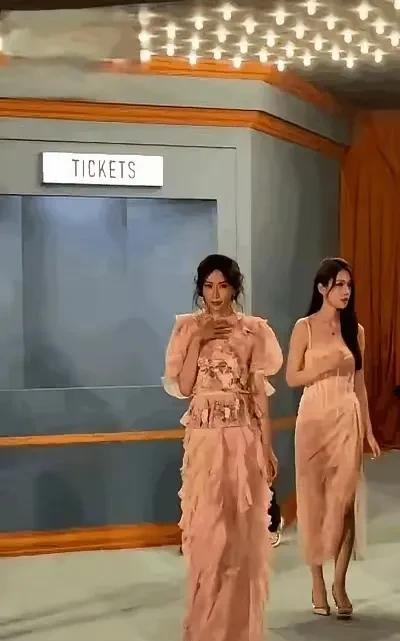 这还是人们熟悉的那个女神林志玲吗，走路勾腰驼背，畏畏缩缩，完全没有了以前那种神采