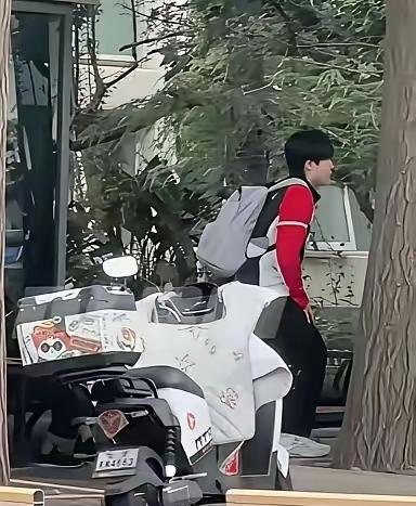 大头这两天透着股不一样，人在北京待着，却没开他那辆大G，天天跟牛牛一块儿挤大巴上