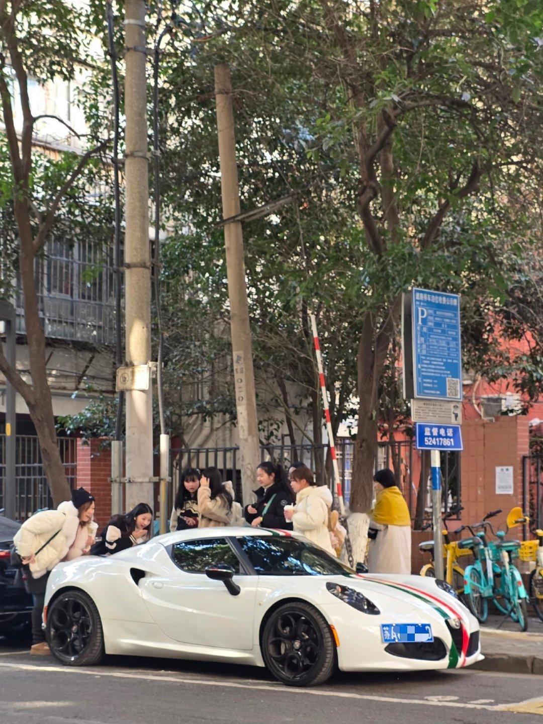 小姐姐们在看啥？图片来自网络