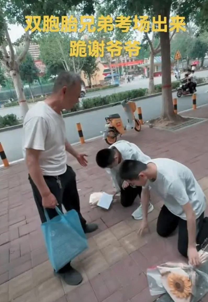 这一跪，跪出了孝道！6月9日，山东聊城市冠县双胞胎兄弟走出考场跪谢爷爷，令众多网