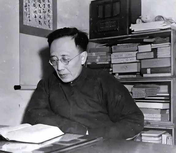 最近郭沫若的书法手卷《蜀道奇》拍卖的事儿闹得挺热闹，核心就是这宝贝到底该归谁。