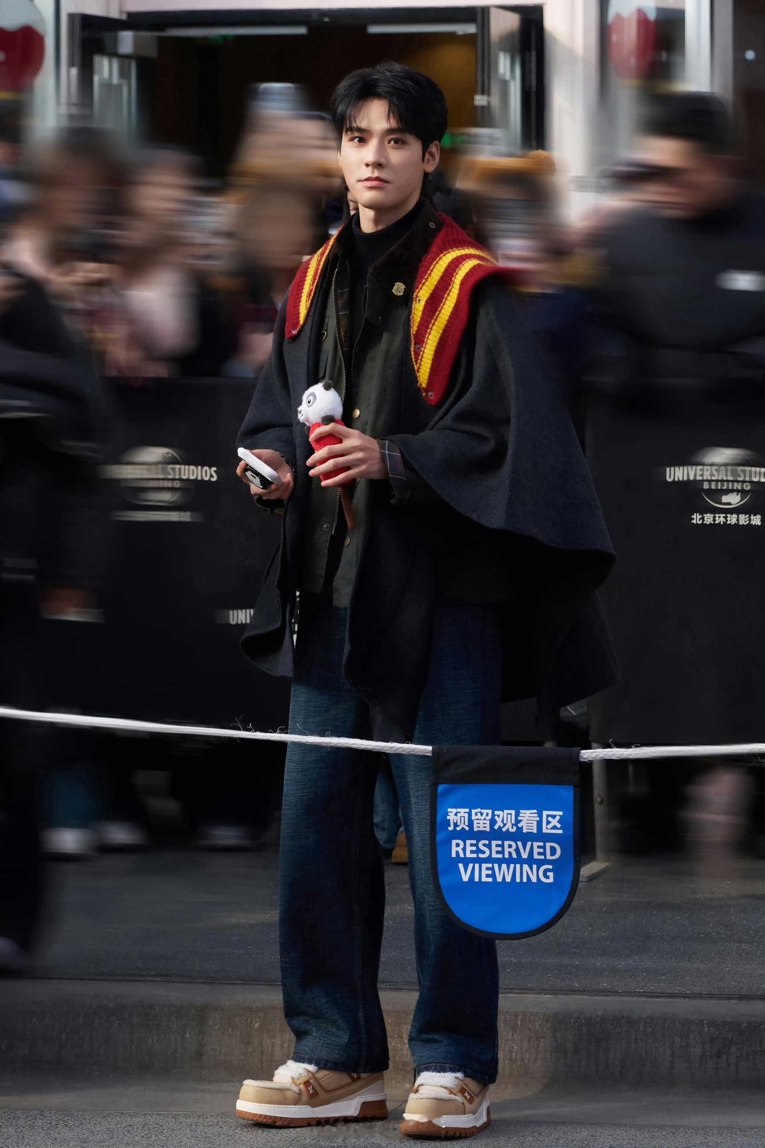 龚俊打卡环球影城，完全是魔法王子来的。