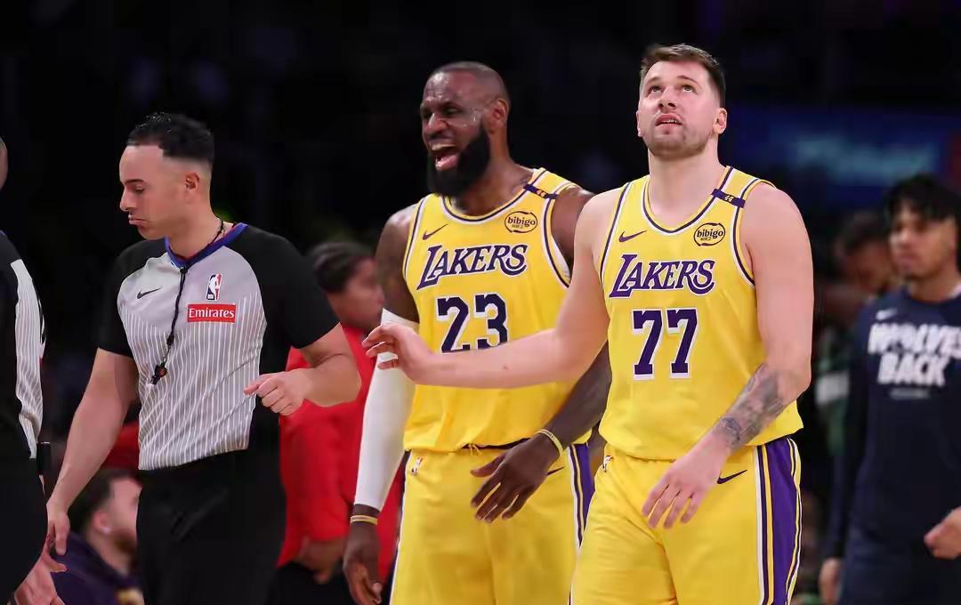 湖人连败，问题不在你看到的得分上。教练组刚开完会，准备动刀首发。不是调整，是