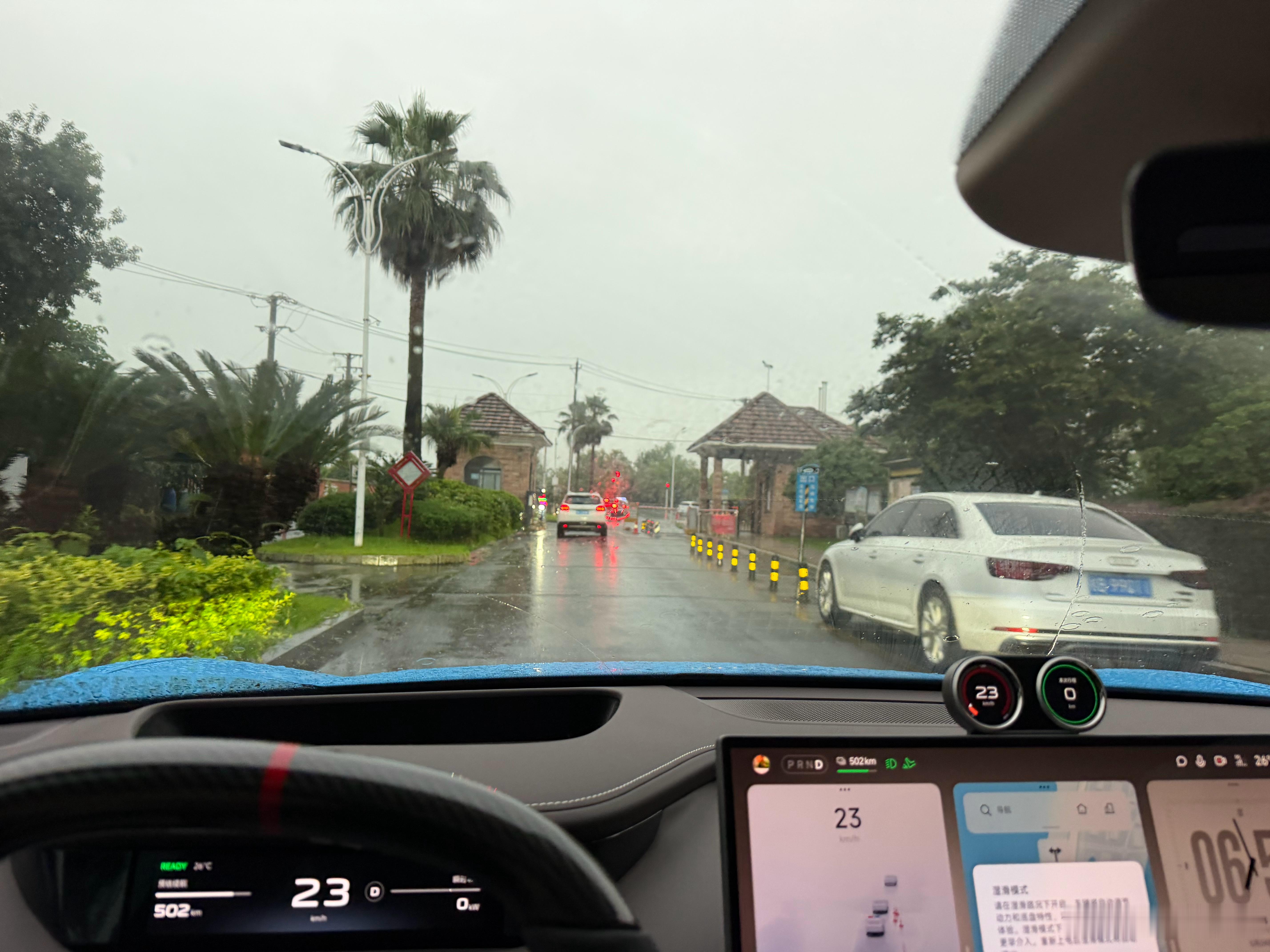 大雨天气，小爱智能开启湿滑模式！安全驾驶，安全第一！新一代su7