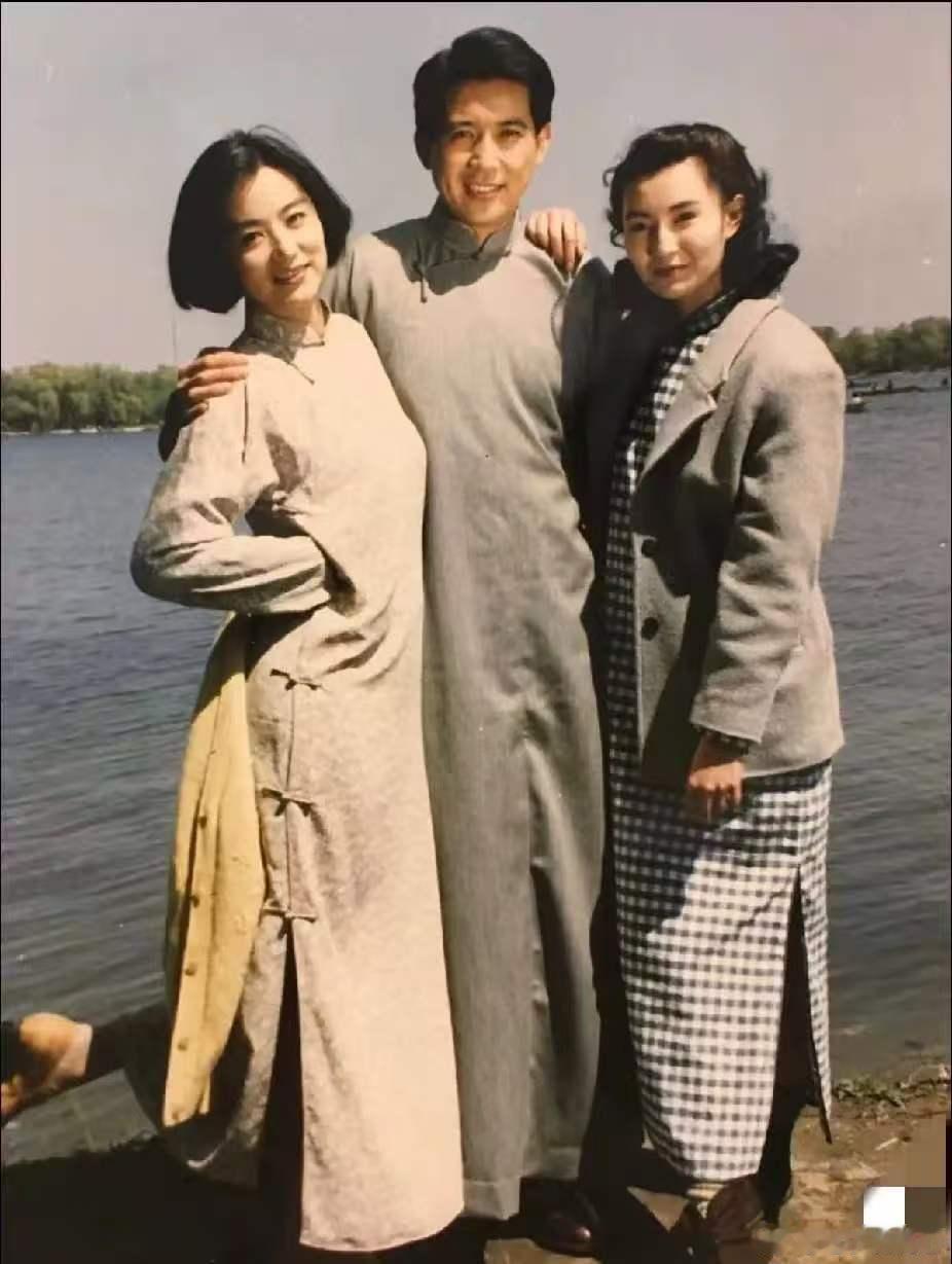 左拥右抱两个大美女，中间这男的究竟是谁呀？看着确实挺帅气的，有认识的吗？