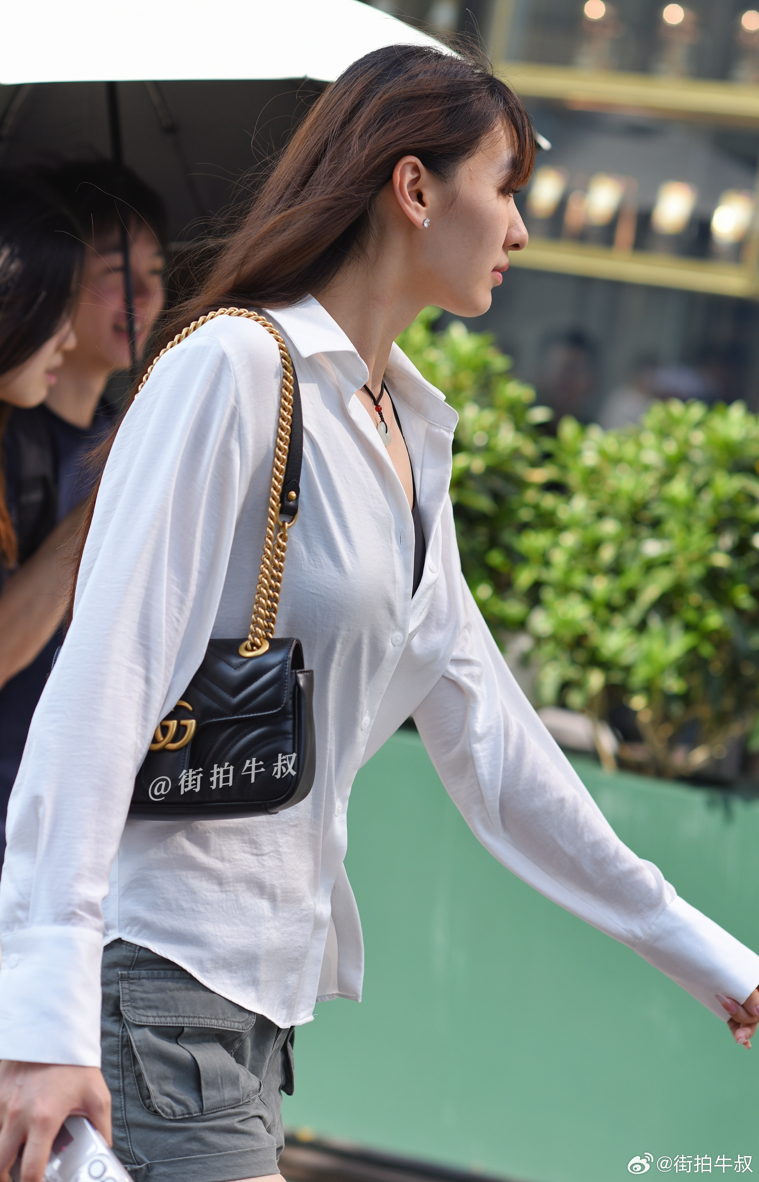 清新休闲的白色衬衫
