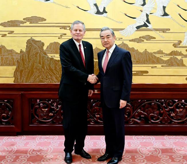 中国和美国谈妥了！5月7日，中国外交部长王毅在北京会见来华访问的美国国会参议员