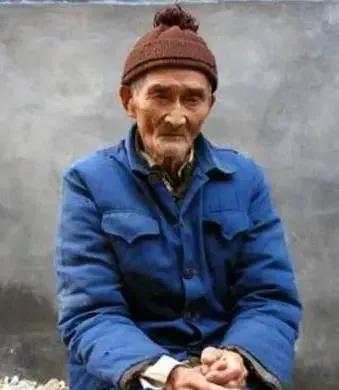 1937年，机枪手卿伯金正在放哨，旁边的稻田忽然传来奇怪的水声，他摸过去一看，脸