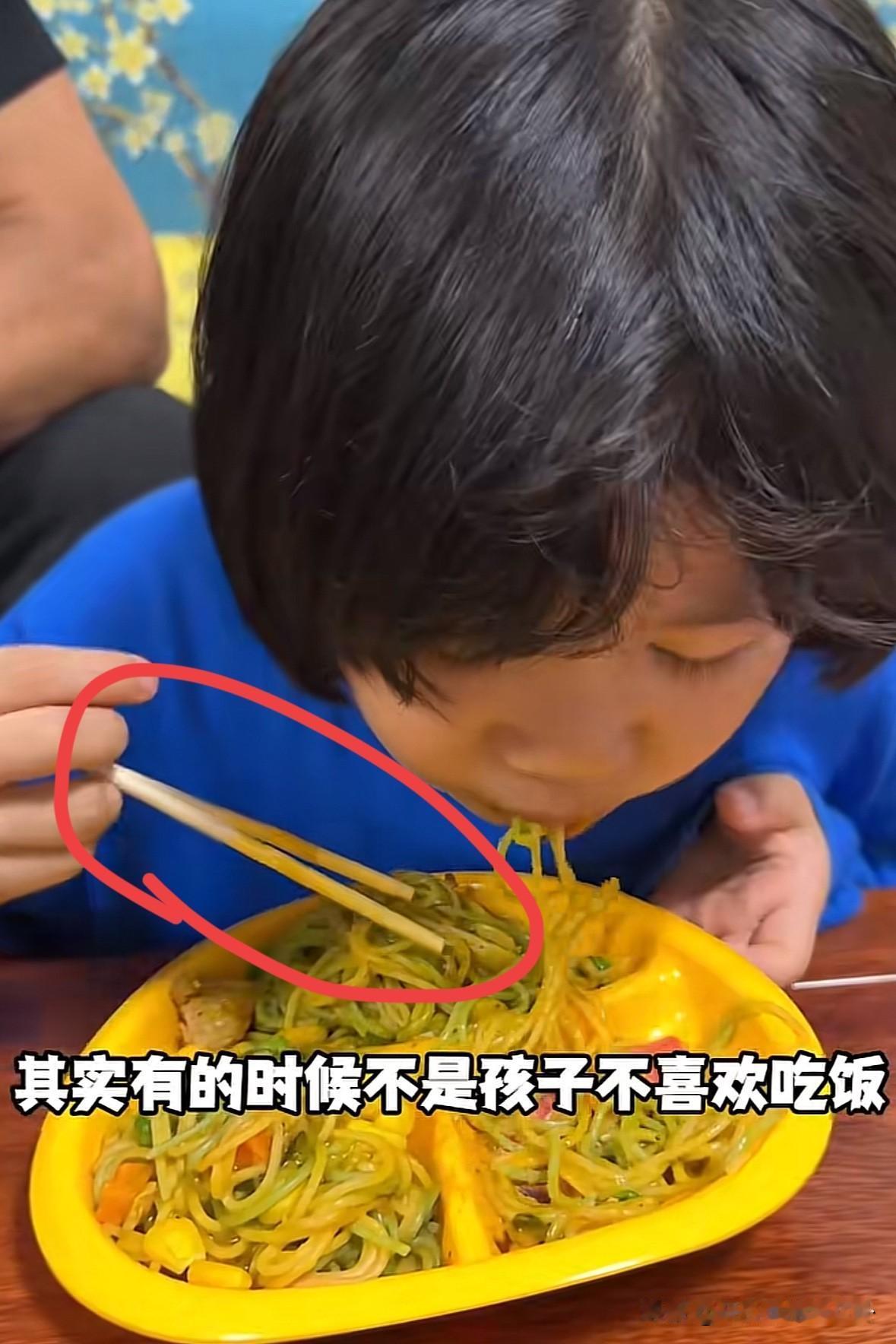 说真的，我怀疑黄维平是摆拍。孩子吃饭筷子一次性的，老伴衣服一周都不换，说