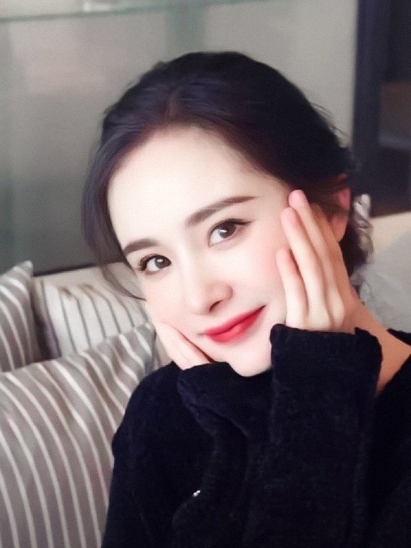 杨幂躲镜头老铁们早上好呀，今天终于可以回家了，可是昨晚就通知航班延误了，不开心呀