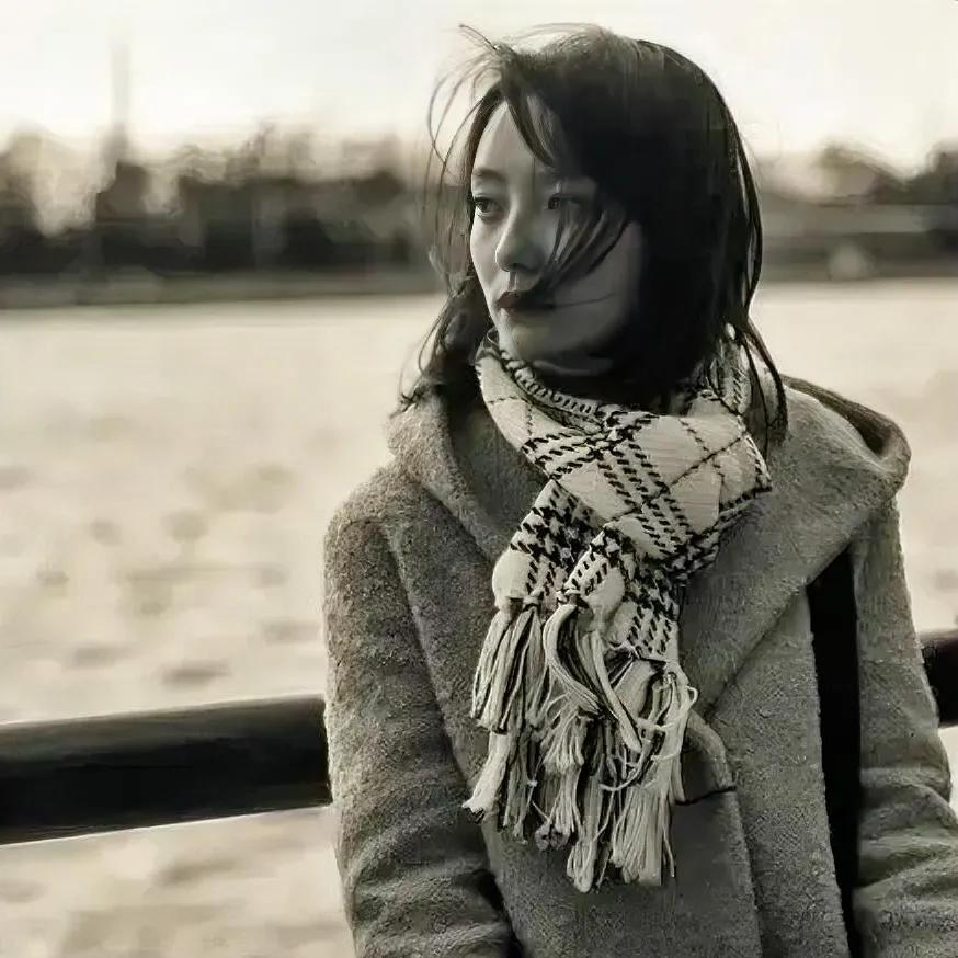 贾平凹说：“不爱主动的女人，骨子里有倔强，对自己狠，对别人也冷漠，