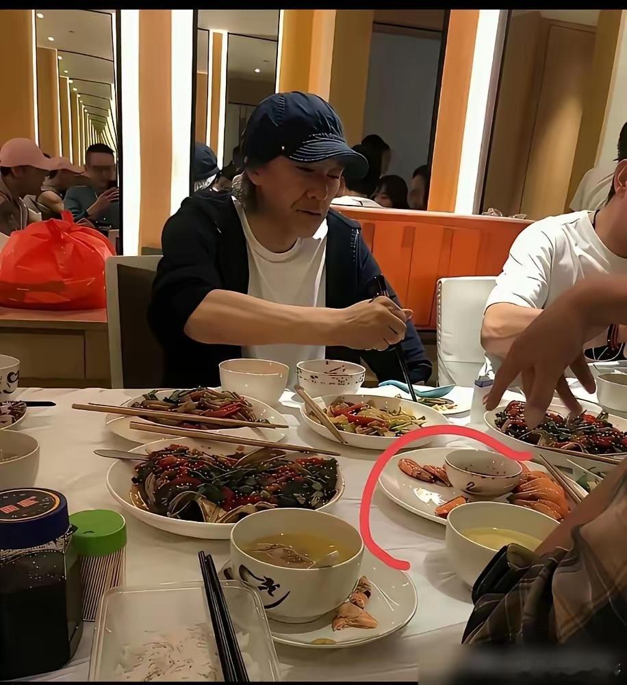 62岁的周星驰，深夜打包剩菜被全网嘲笑抠门，结果前助手田启文一句话，戳穿了娱乐圈