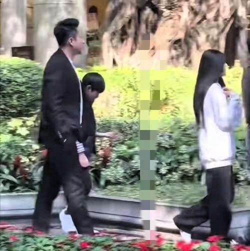 父爱滋养治愈成长玥儿姐弟蜕变惊艳众人超养眼谁能想到，曾经怯生生、眉眼稚嫩