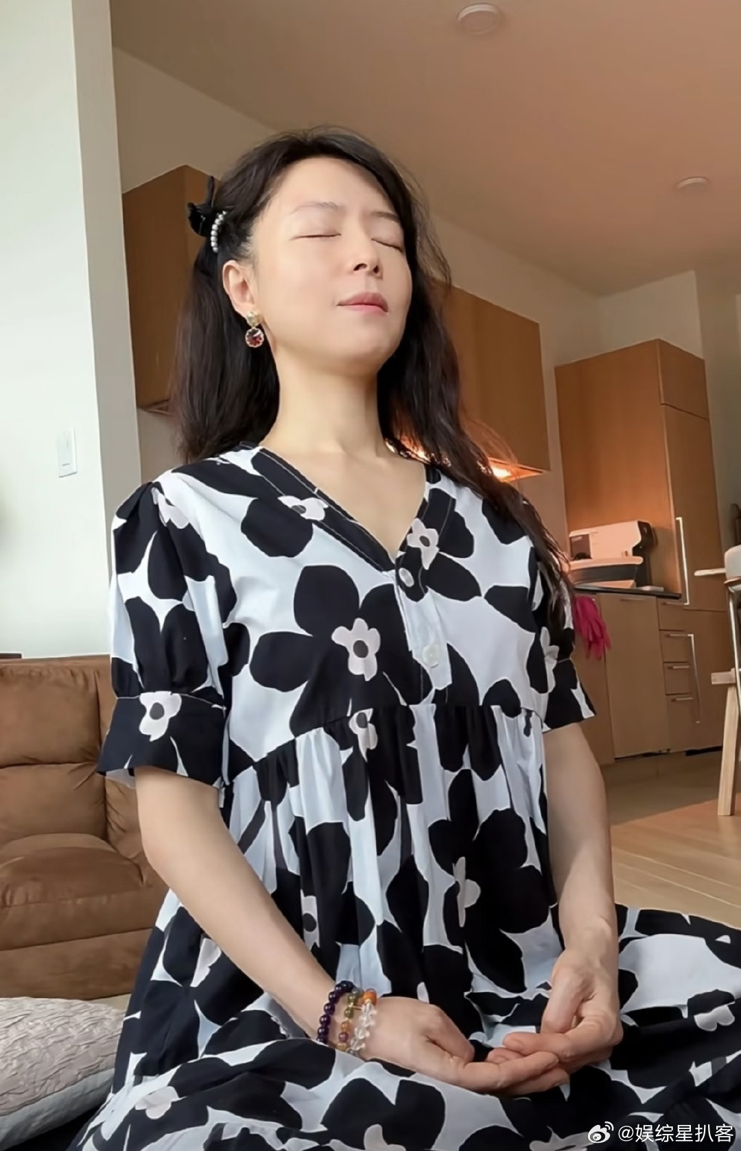 张静初的手直播打坐时意外成焦点，手部粗糙状态与以往荧幕形象反差明显，网友热议“