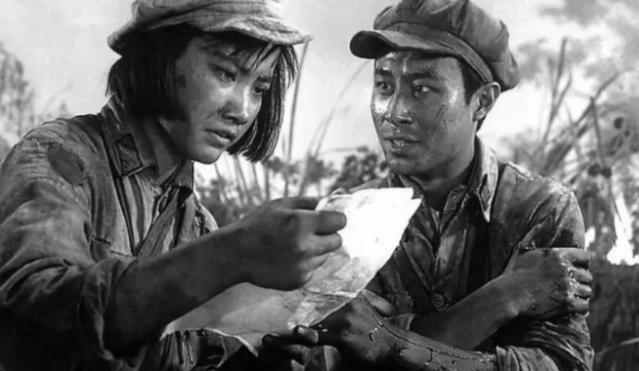 1937年，地主王学文发现一20岁女兵躺在家门口，见四下无人，他一下将女兵扛到了