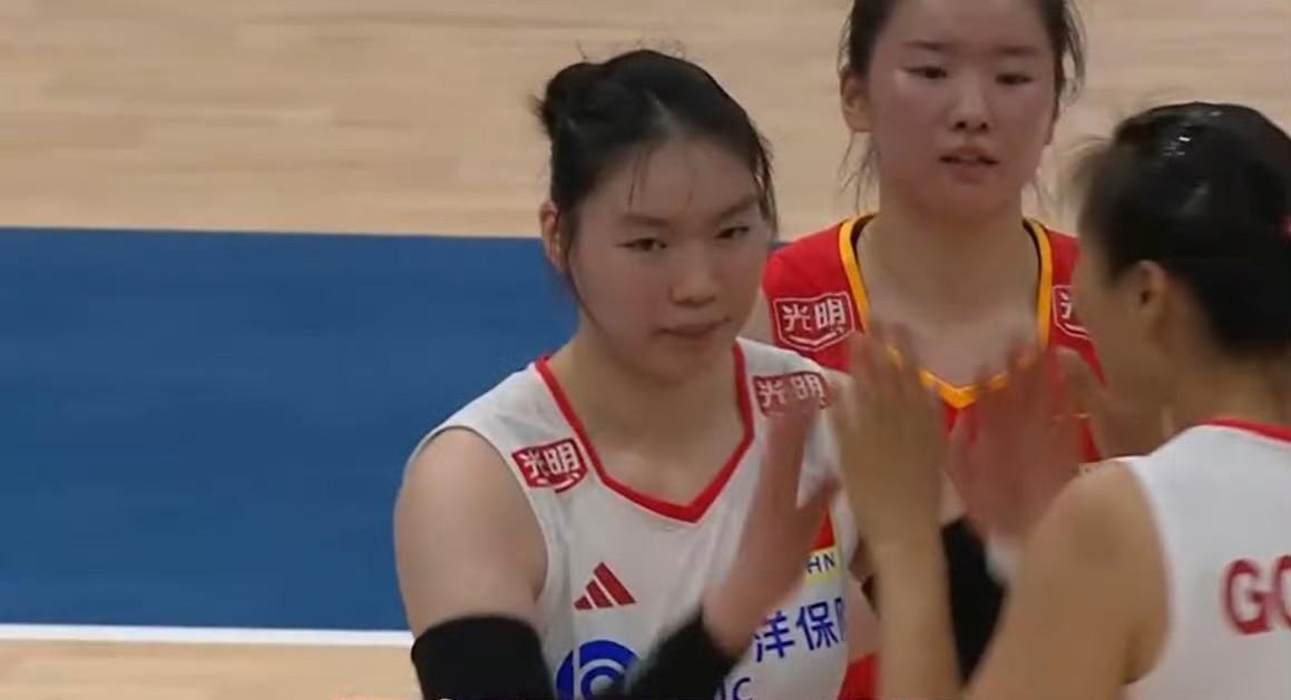 给小二传张籽萱降降温吧，不要再叫她天才少女了！昨晚打保加利亚就可以看出来，她没