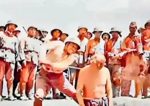 1942年，太平洋战争期间，日军正在处决一名美军战俘，在尸首分离的一瞬间，日本记