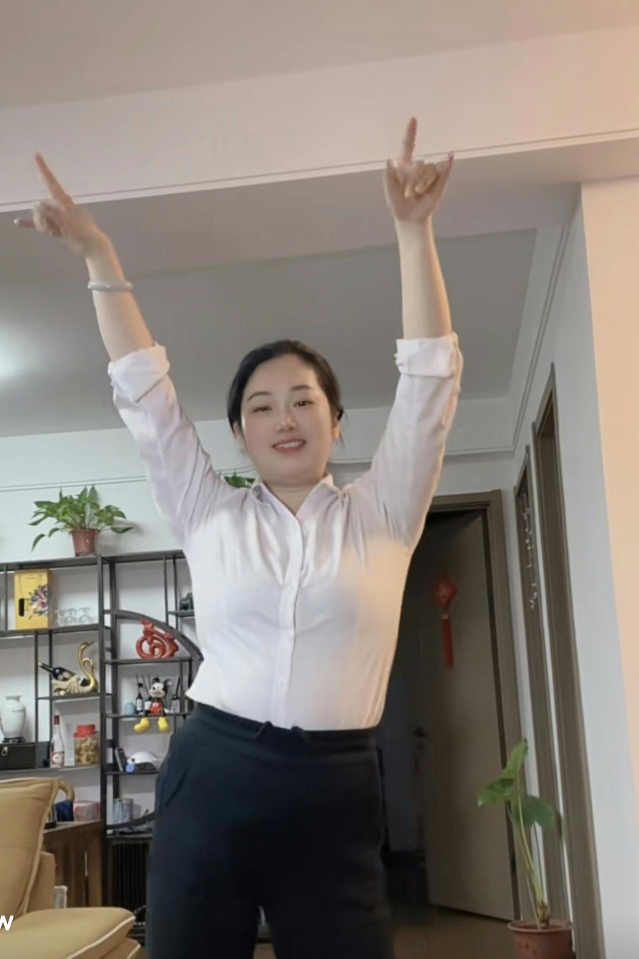 大家来猜猜：这个在自己家里跳舞自娱自乐的大姐姐，这么开心的享受生活，会是体制内的