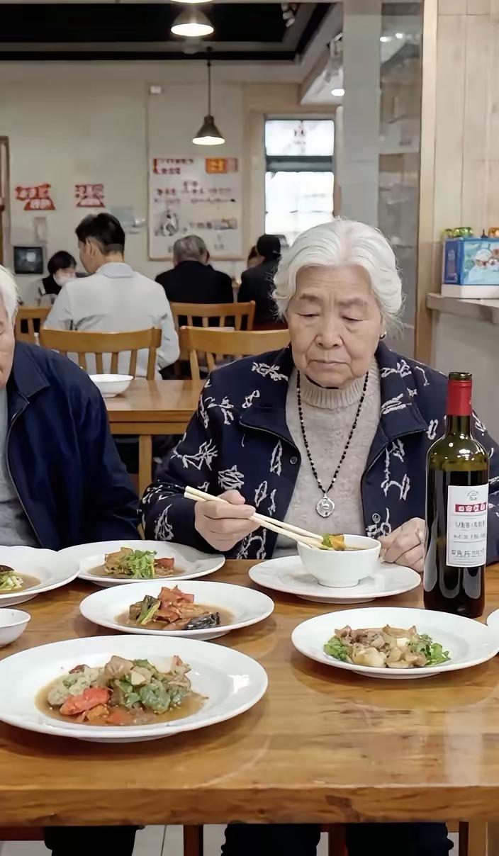 北京70岁大妈也太“能造”了！一日三餐全在小区饭馆吃，顿顿6菜1汤配红酒，