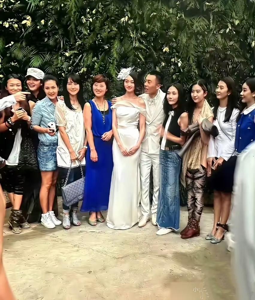 你相信吗！朱亚文和沈佳妮婚礼上的刘亦菲毫不起眼。甚至躬着腰驼着背站在那儿。还从来