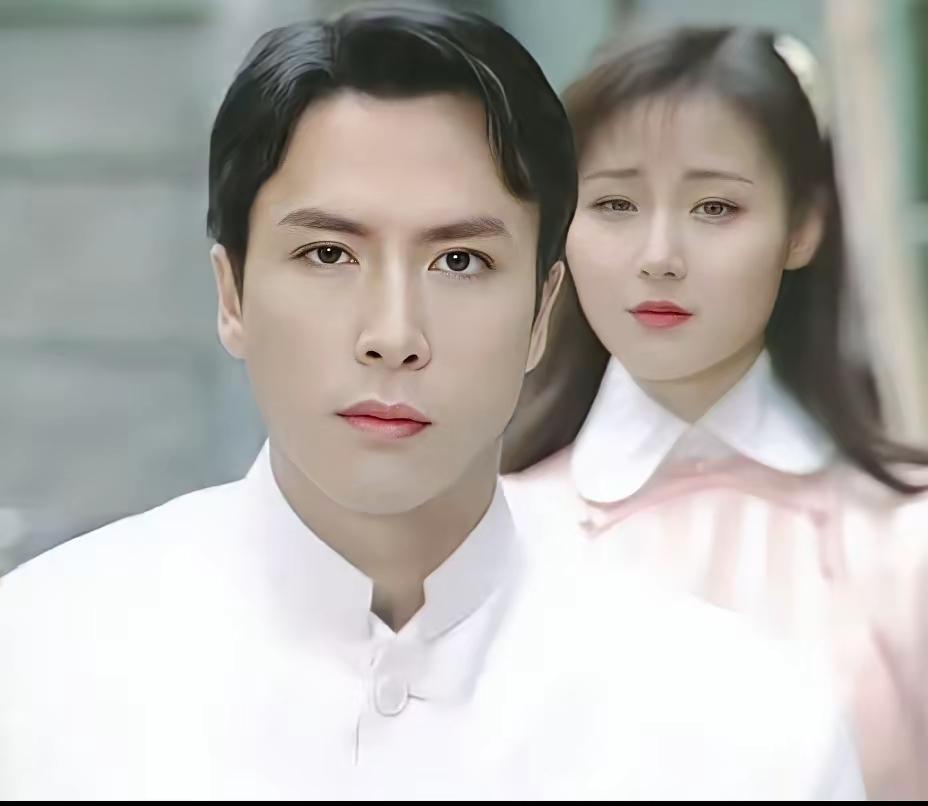 年轻时的甄子丹其实挺不错的皮肤白皙，五官清秀还身怀一身好武艺他和李连杰年龄