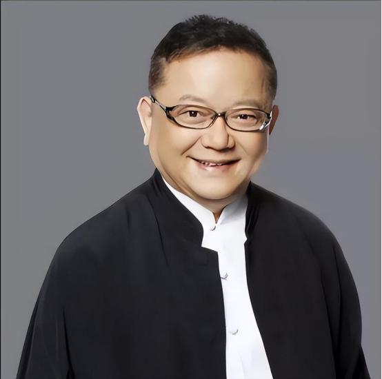 演了一辈子大贪官“和珅”，到了晚年却开始为钱犯愁，78岁的王刚为了供17岁的儿子