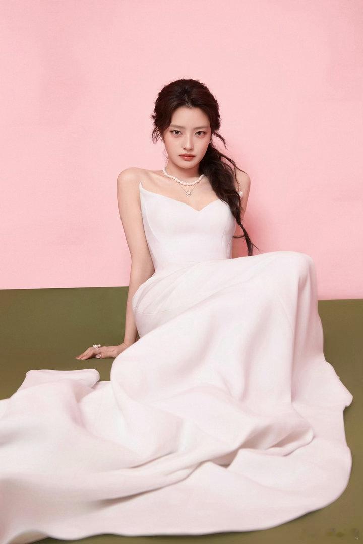 徐若晗松弛徐若晗灵动徐若晗真的把松弛感刻进骨子里，不疾不徐，淡然从容。但她又不会